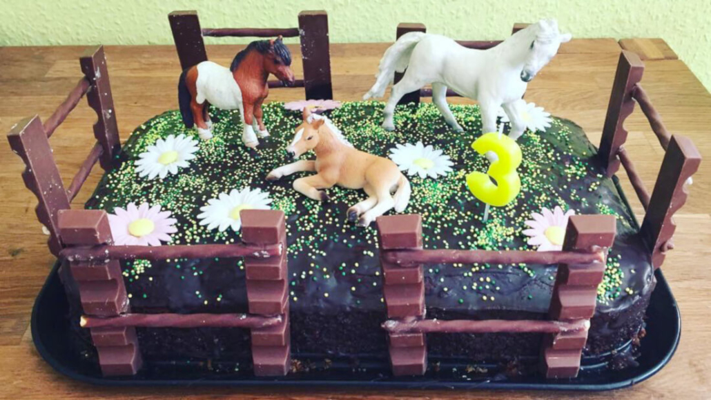 Pferdeparty Kuchen mit Schleichtieren als Deko